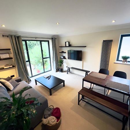 Modern And Cozy 2-Guest Flat With Gated Parking Apartment Кингстън на Темза Екстериор снимка
