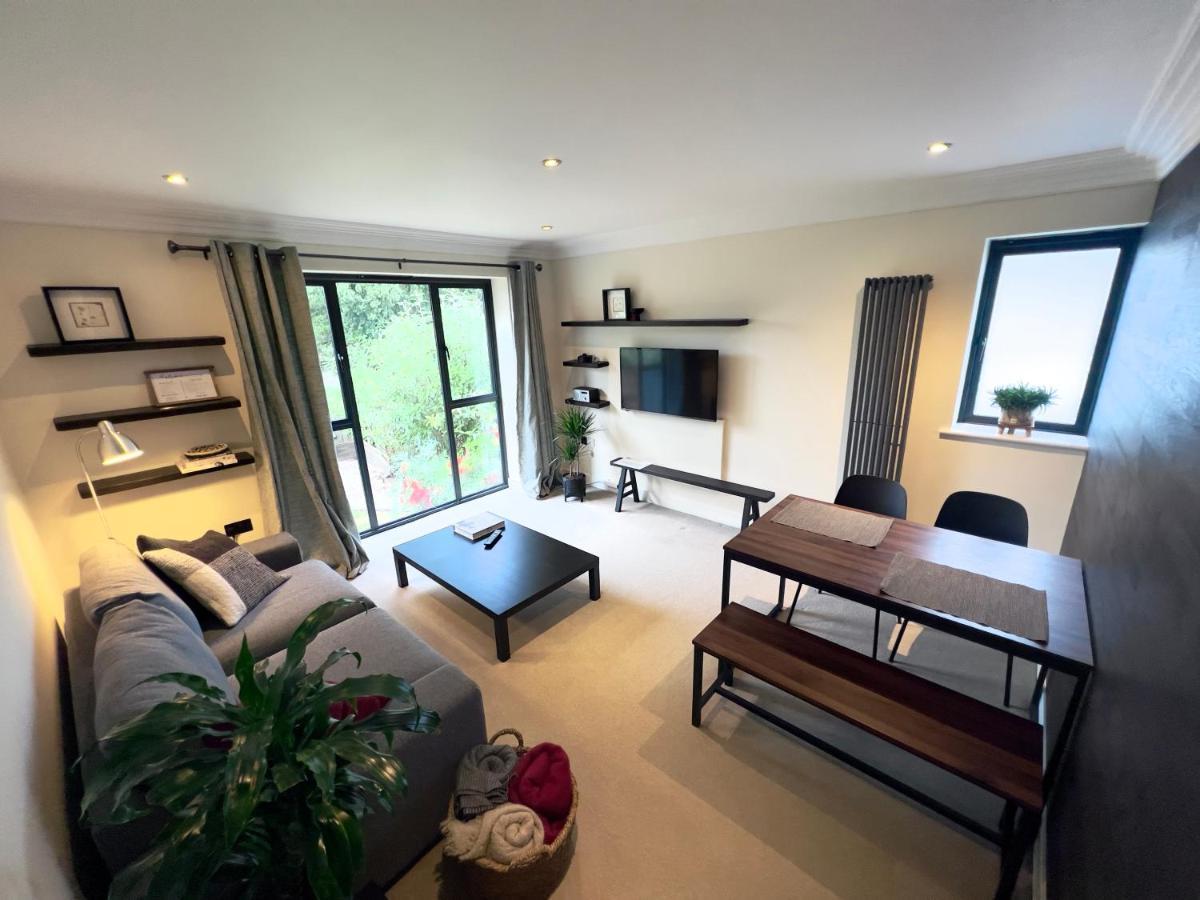 Modern And Cozy 2-Guest Flat With Gated Parking Apartment Кингстън на Темза Екстериор снимка